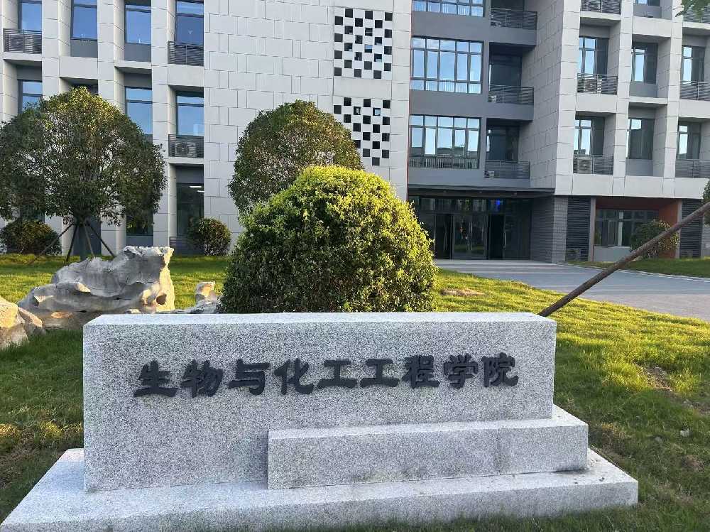 余江区扬州职业大学体育场高杆灯项目